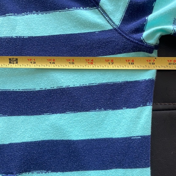 Lilly Pulitzer 3/4 zippered top. Size L. Color Aqua and Navy - Picture 8 of 12